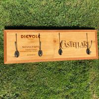 Appendiabiti in legno con cassette del vino