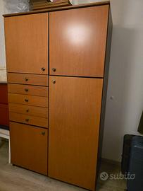 Armadio in legno massiccio
