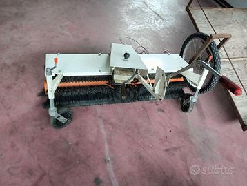 Macchina agricola per pulire piazzale