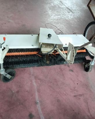 Macchina agricola per pulire piazzale