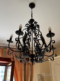 Lampadario in ferro battuto stile barocco