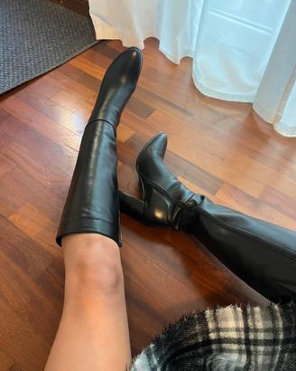 Stivali alti in pelle nera