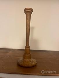 Antico stetoscopio in legno