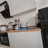 cucina con elettrodomestici 