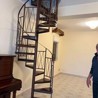 scala a con  gradini in legno di rovere