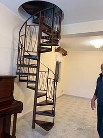 scala a con  gradini in legno di rovere