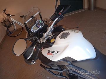 Moto Triumph Tiger 800