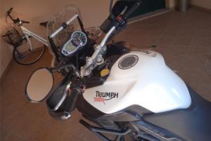 Moto Triumph Tiger 800