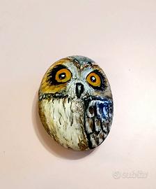 Sasso di mare levigato con gufo