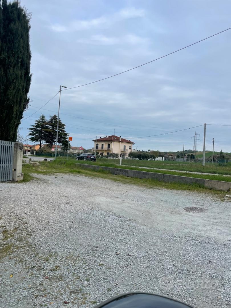 Piccolo spazio adiacente strada - Vista 4