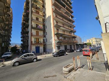 4 LOCALI A TORRE ANNUNZIATA