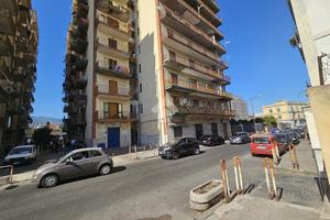4 LOCALI A TORRE ANNUNZIATA