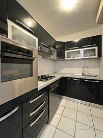 Cucina ad angolo completa di elettrodomestici