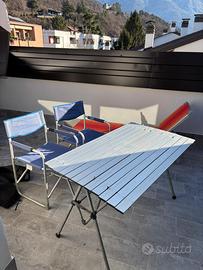 Tavola pieghevole, due sedie regista, uno sdraio