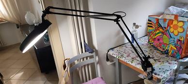 lampada con lente ingrandimeno