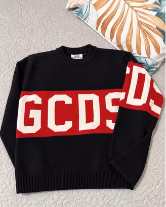 Maglione GCDS nero con logo rosso e bianco