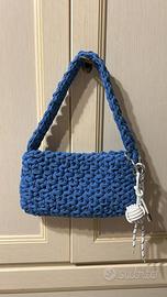 Borsa handmade all’uncinetto azzurro jeans