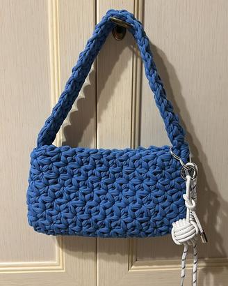 Borsa handmade all’uncinetto azzurro jeans