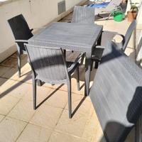 2 tavoli  e 4 poltroncine