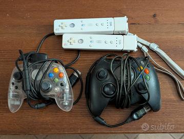 Telecomandi Xbox originale e Wii mote 