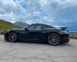 PORSCHE Cayman GT4