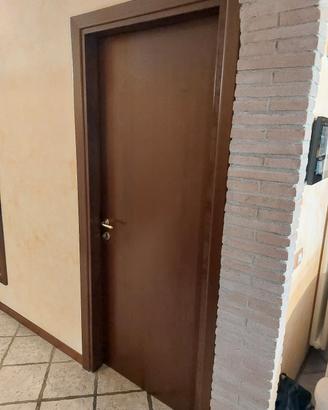 Porta in noce con telai e mostre 3 porte  usate