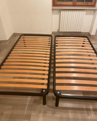 Due reti a doghe singole complete di materasso