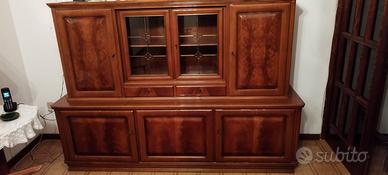 Mobile antico da soggiorno.