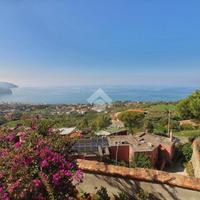 VILLA A SCHIERA D'ANGOLO A AGROPOLI