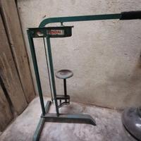 attrezzo per mettere tappi di sughero alle bottigl