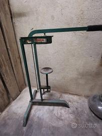 attrezzo per mettere tappi di sughero alle bottigl