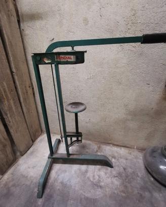 attrezzo per mettere tappi di sughero alle bottigl