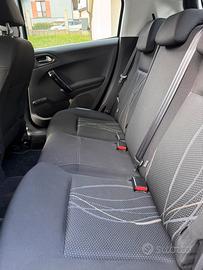 Peugeout 208