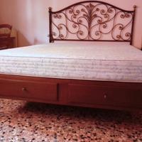 letto Queen Bed e testiera ferro battuto e ottone