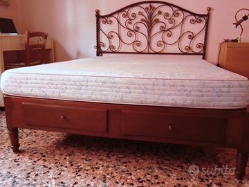 letto Queen Bed e testiera ferro battuto e ottone