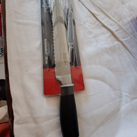 Coltello da pane con lama seghettata