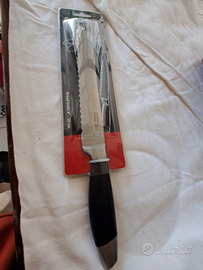 Coltello da pane con lama seghettata