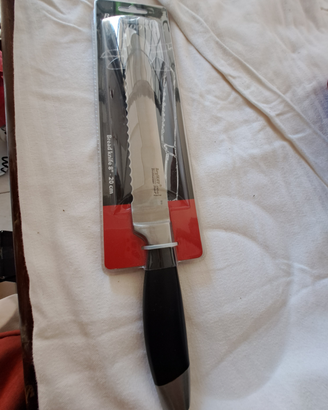 Coltello da pane con lama seghettata