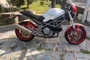 Ducati monster 620 ie con vari accessori
