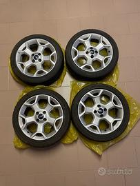 Gomme pneumatici con cerchi