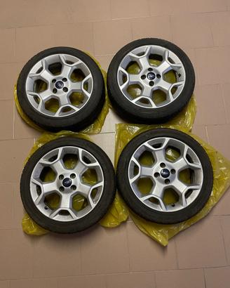 Gomme pneumatici con cerchi