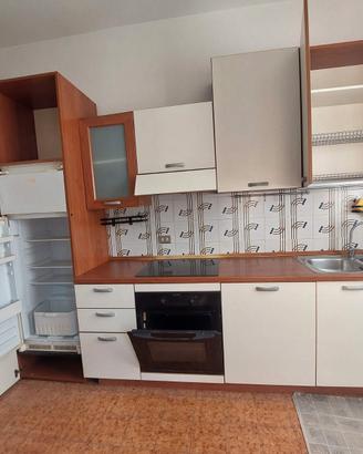 Cucina lineare completa con elettrodomestici