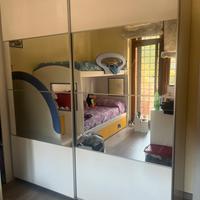 Armadio bianco con ante a specchio scorrevoli