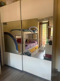 Armadio bianco con ante a specchio scorrevoli