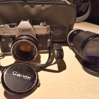 fotocamera Canon con obiettivo e borsa 