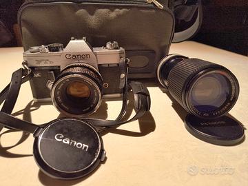 fotocamera Canon con obiettivo e borsa 