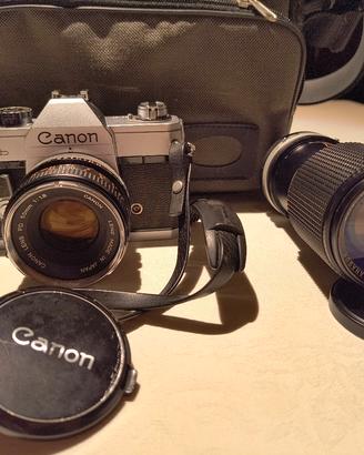 fotocamera Canon con obiettivo e borsa 