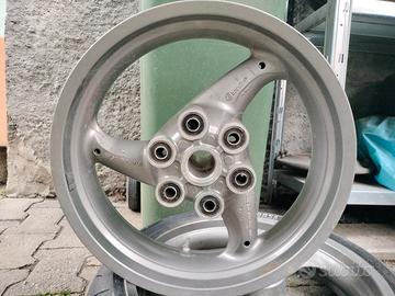 Cerchi e terminali Monster 600