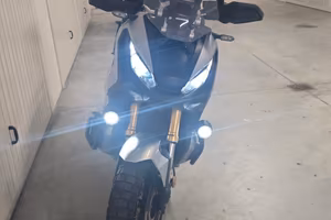 X-ADV 750 con tris di valige givi