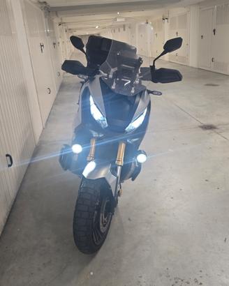 X-ADV 750 con tris di valige givi